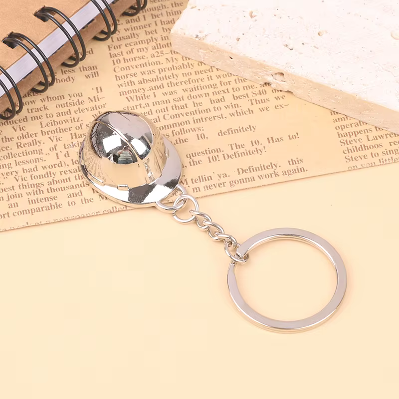 Porte-clés de voiture avec mini casque dur en métal, porte-clés, simulation créative, casque 3D, événement, vacances, cadeau pratique, pendentif, protection de sécurité