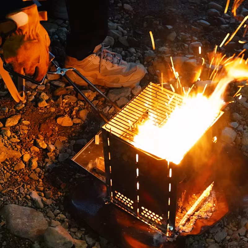 Gril de barbecue carré pliable portable en acier inoxydable – Parfait pour les cuisinières à bois de chauffage et le camping en plein air!