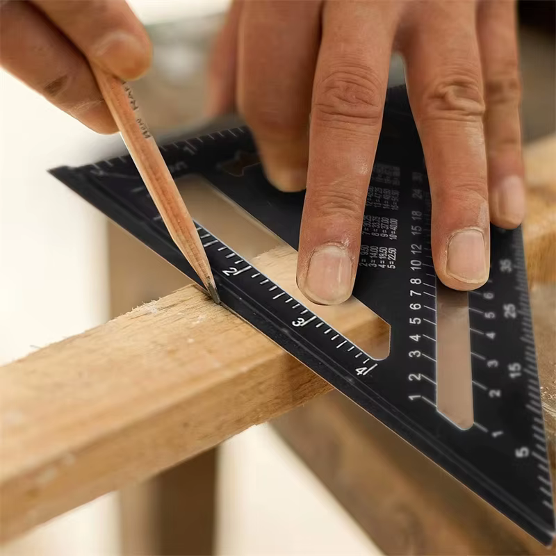 Règle triangulaire en métal pour charpentier