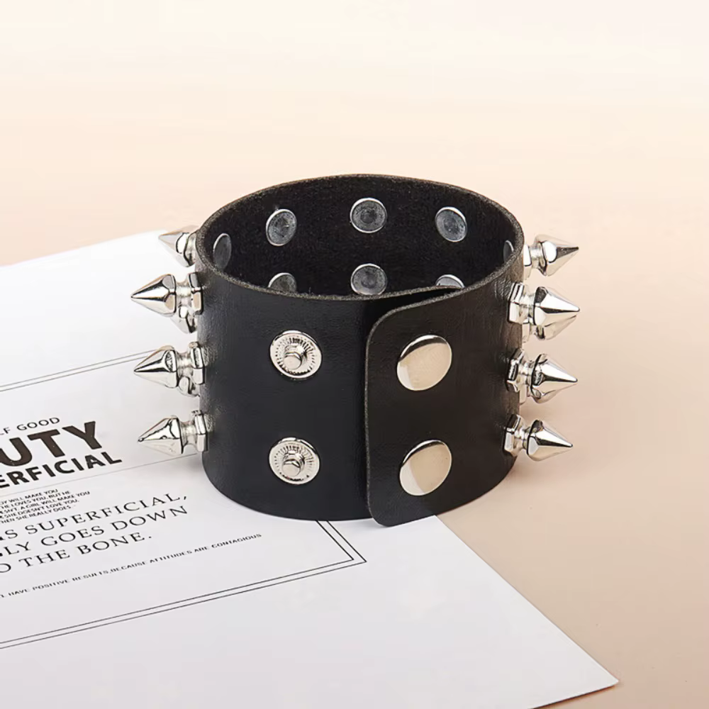 Bracelet en cuir large Punk, accessoires de moto personnalisés, nouveaux accessoires de mode, clous pointus à trois rangées exagérés