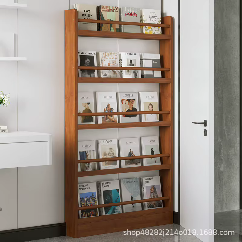 Derrière la porte, il y a une petite bibliothèque, une bibliothèque ultra-mince multicouche en bois massif, un porte-journaux, un enfant à fente étroite