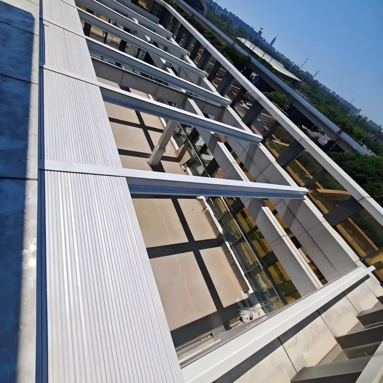 Auvent de fenêtre de villa rétractable automatique télécommandé en aluminium sur mesure toutes tailles