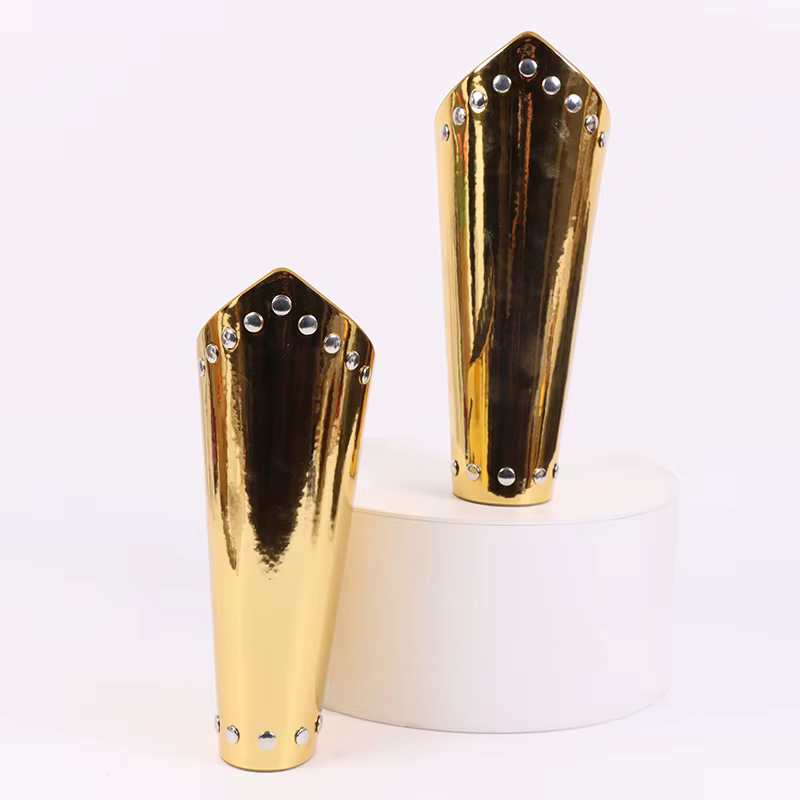Protège-bras médiévaux en argent et or avec rivets