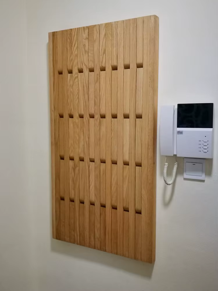 Grand cintre mural en bois pour vêtements de face