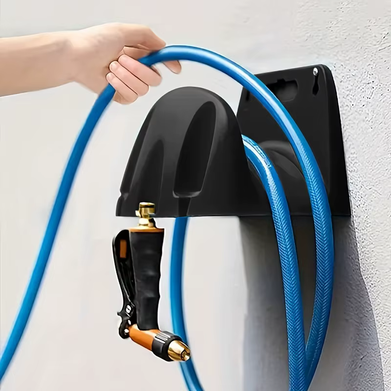 Un support de tuyau d'arrosage mural en plastique robuste pour stocker l'arrosage et l'irrigation du jardin extérieur