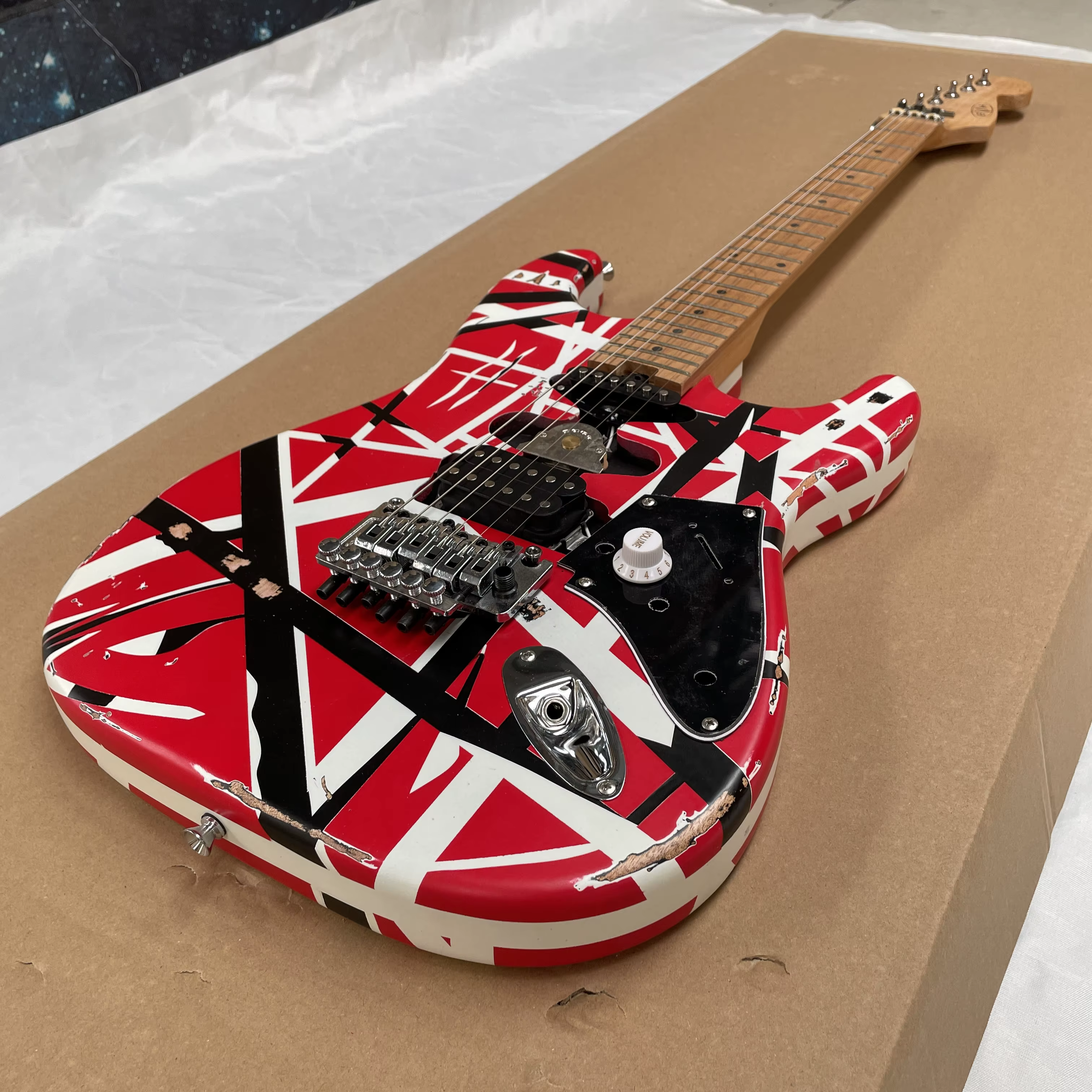 Guitare électrique à 6 cordes de style vintage avec micro SH et système de trémolo, guitare électrique rock