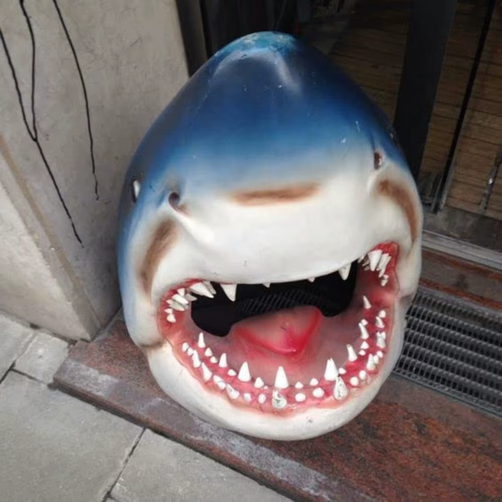 Sculpture murale de tête de grand requin blanc