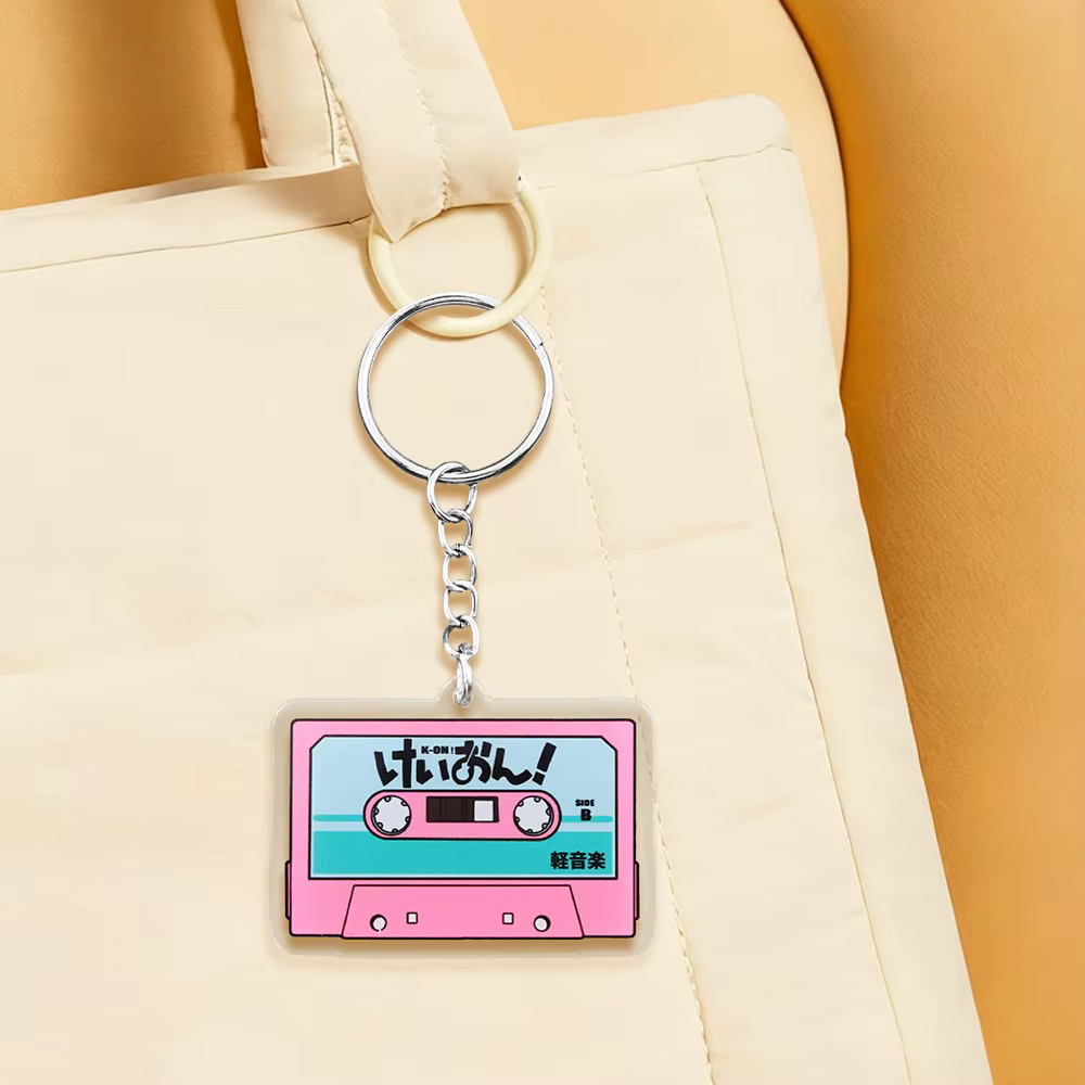 K-On! Porte-clés en acrylique avec bande de Cassette rose