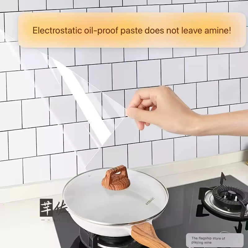 Un rouleau de film de protection murale adhésif électrostatique en plastique - film imperméable, résistant à l'huile et amovible.