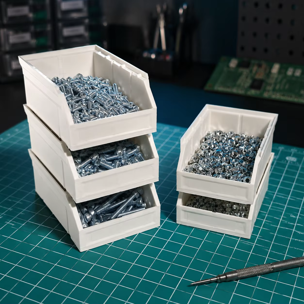 Boîte de rangement en plastique à ouverture inclinée