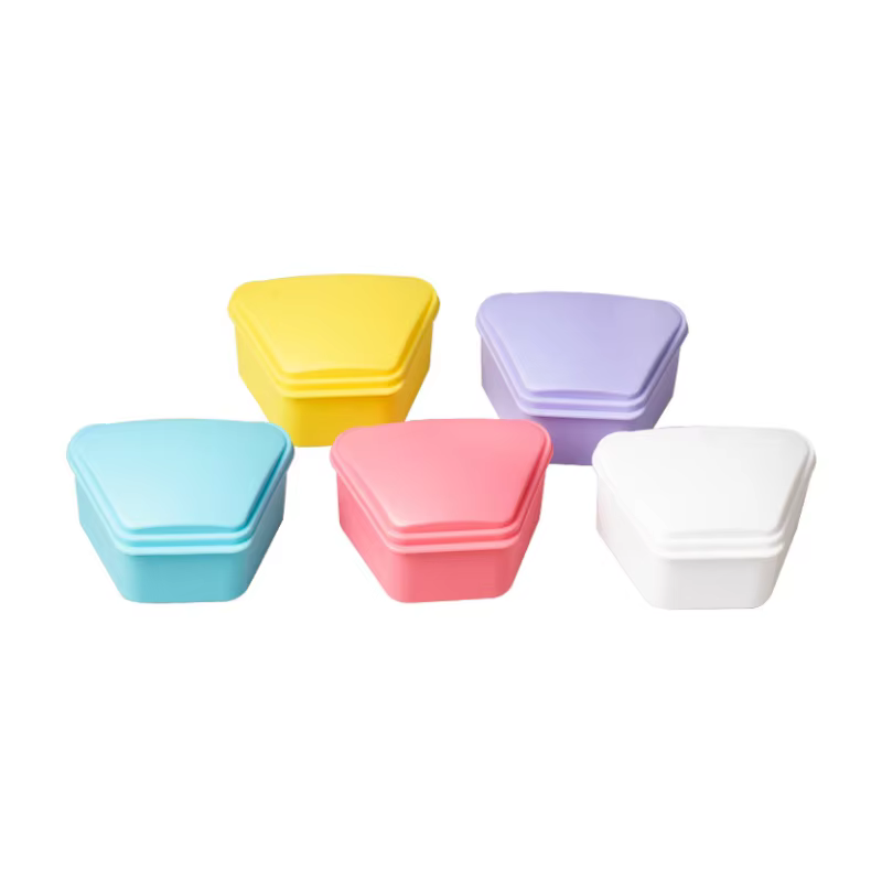 Boîte de rangement trapézoïdale pour prothèses dentaires