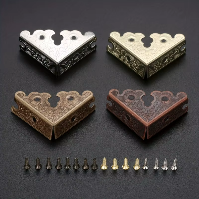 Protection d'angle en fer et cuir pour boîte en bois