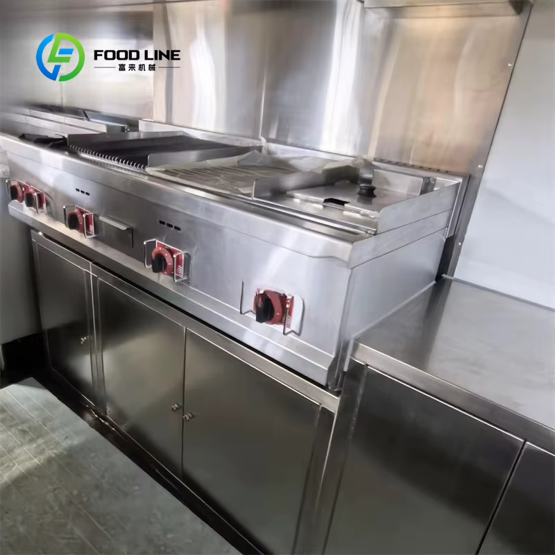 Remorque carrée mobile personnalisable, équipée de panneaux lumineux et de logo sur mesure, idéale pour la vente de poulet frit, de frites et autres services de restauration mobile.