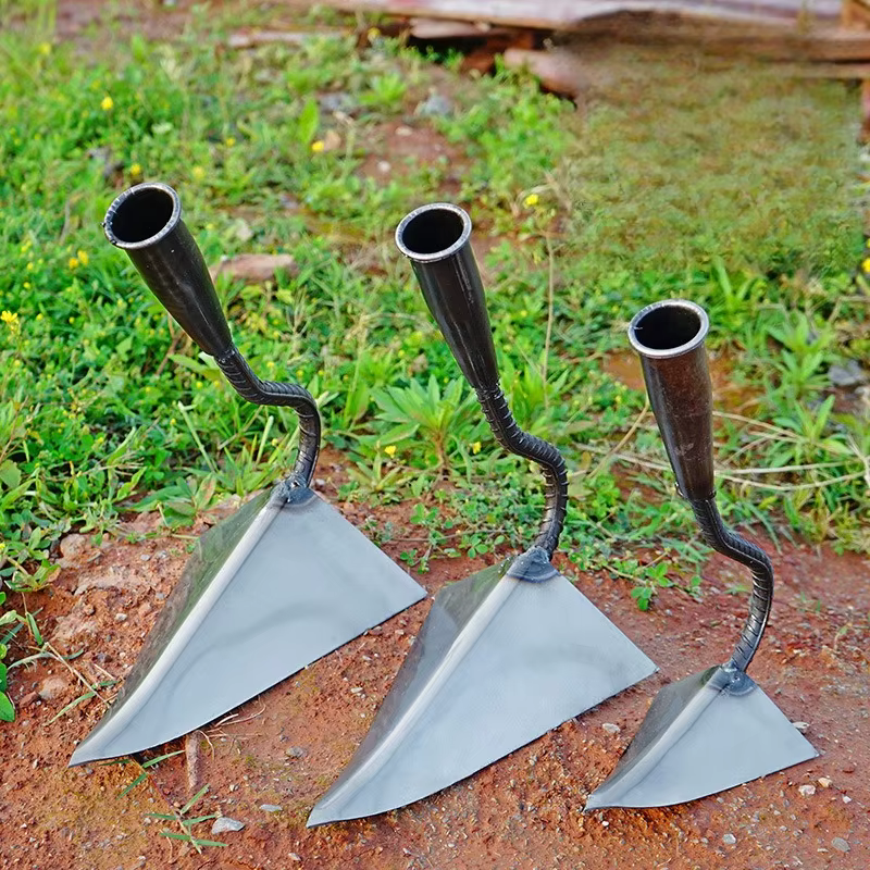 Houe de labour triangulaire pour la retournement du sol agricole