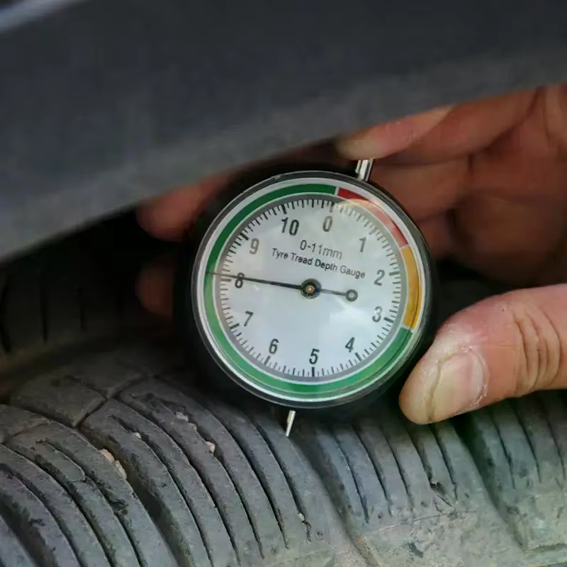 Jauge de mesure de la profondeur du profil des pneus de voiture pour un entretien précis