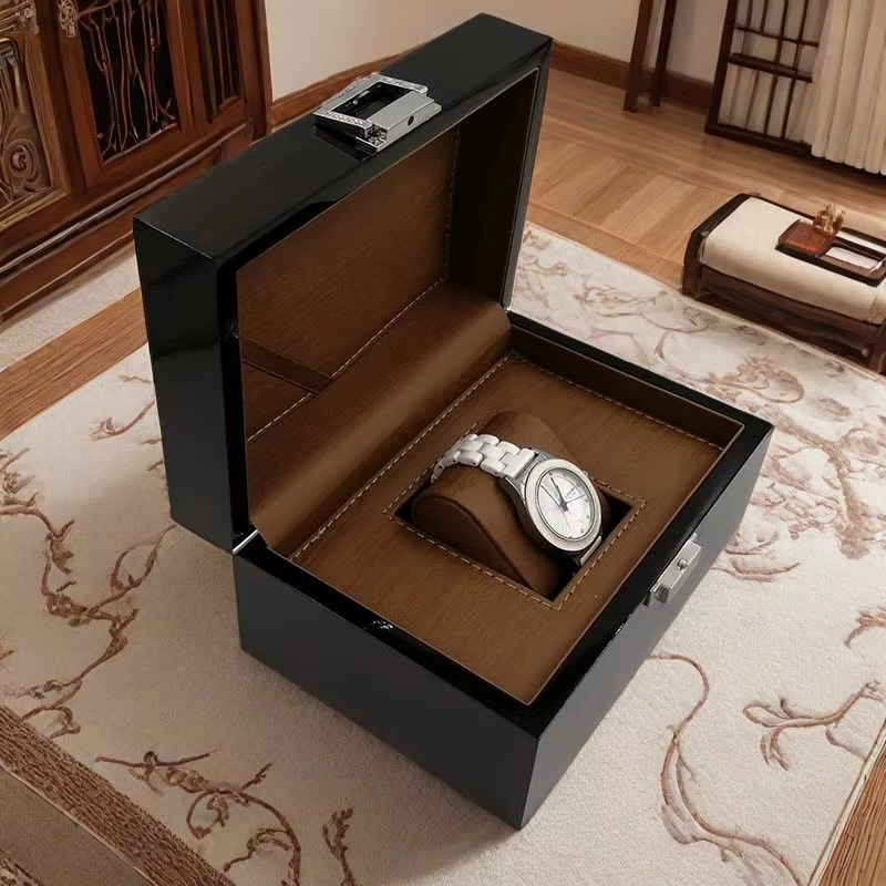 Boîte de montre laquée en bois massif de qualité supérieure