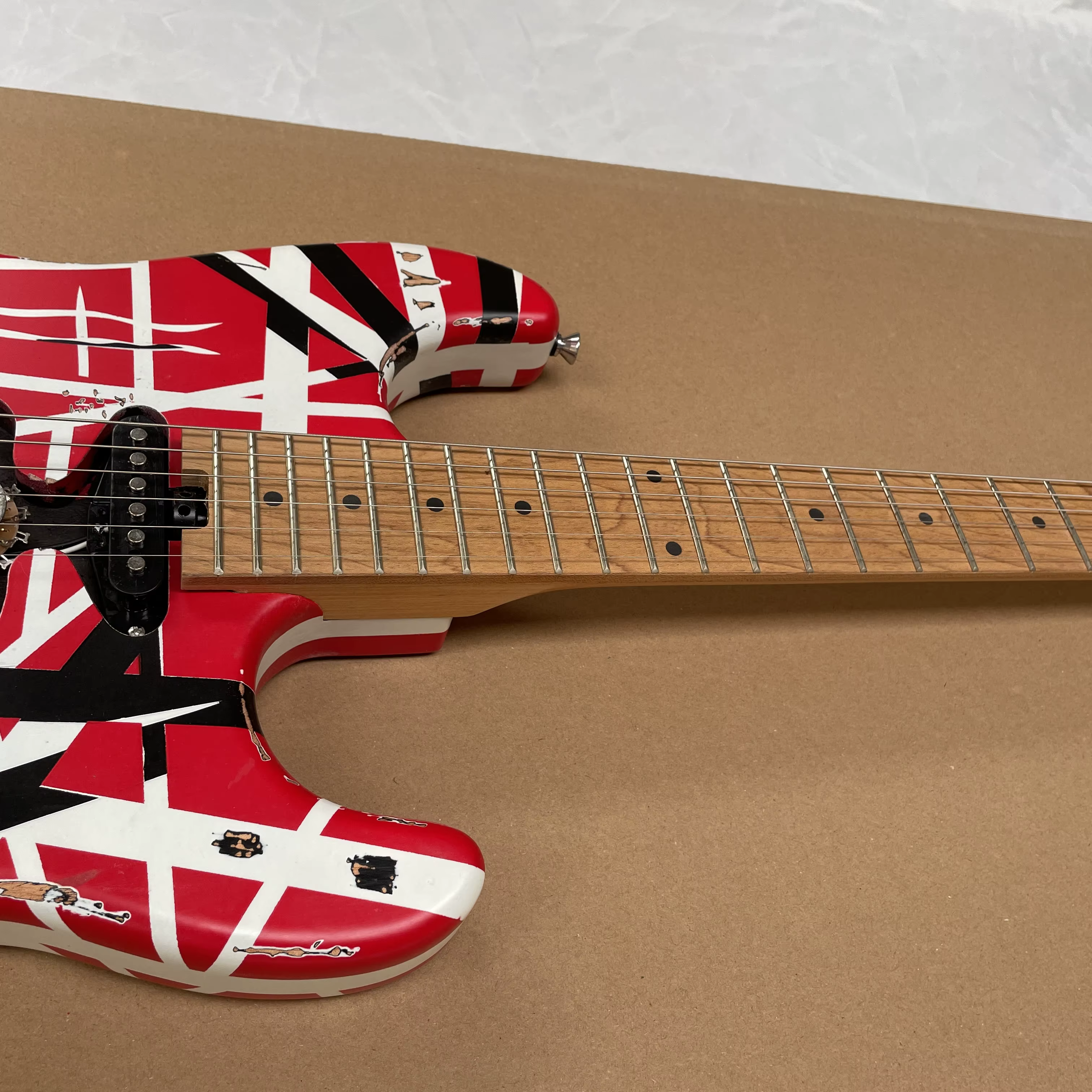 Guitare électrique à 6 cordes de style vintage avec micro SH et système de trémolo, guitare électrique rock