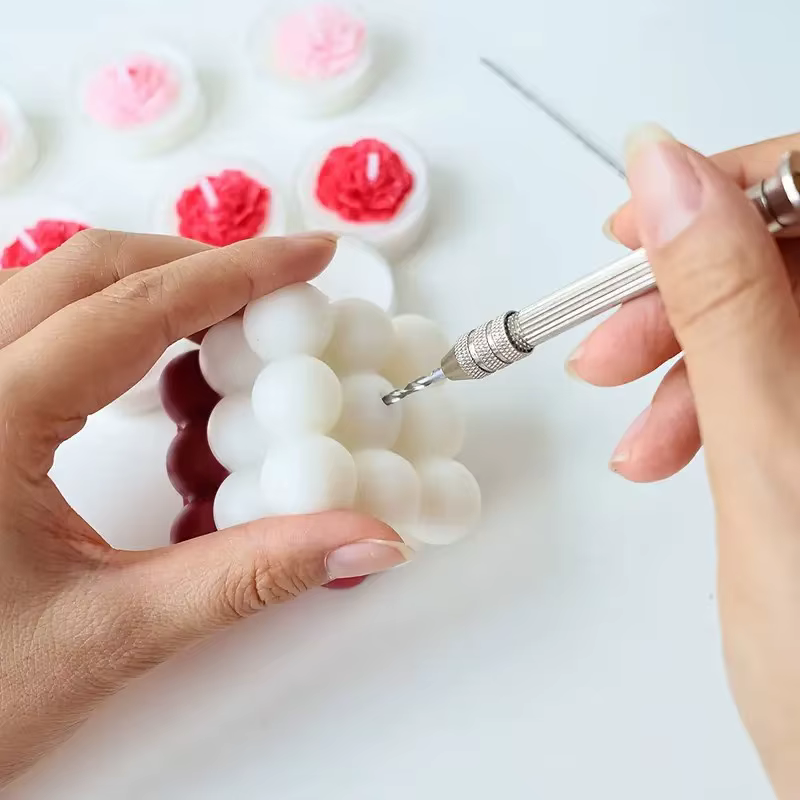 Un ensemble d'outils de poinçonnage pour la fabrication de bougies