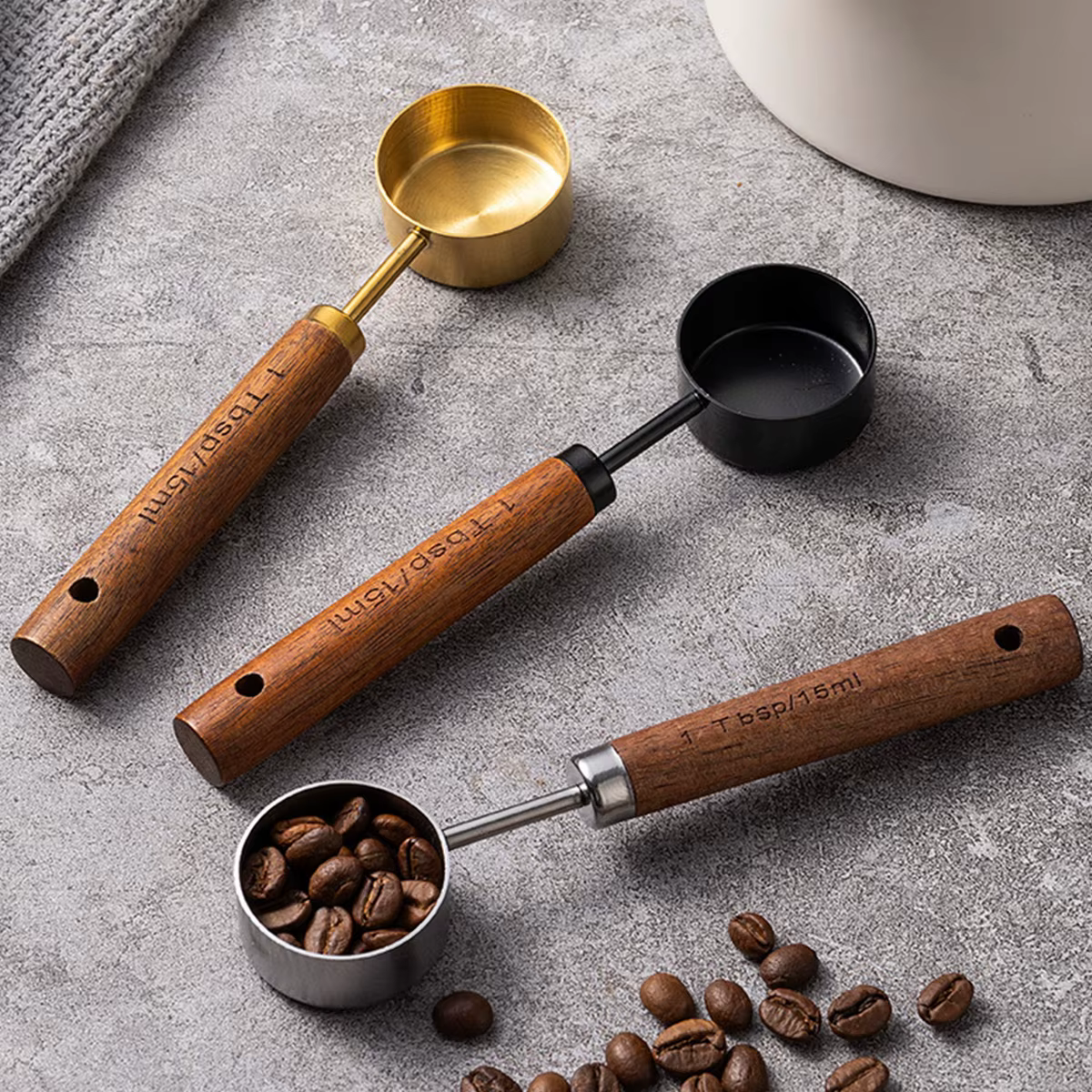 1 cuillère à café en bois de noyer; petite