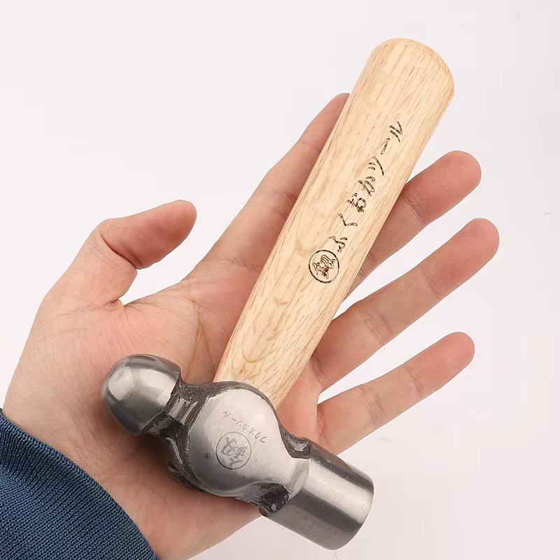 Marteau de montage en bois massif poli