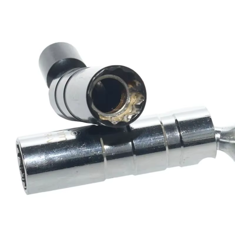 Clé à manchon universelle pour bougie d'allumage