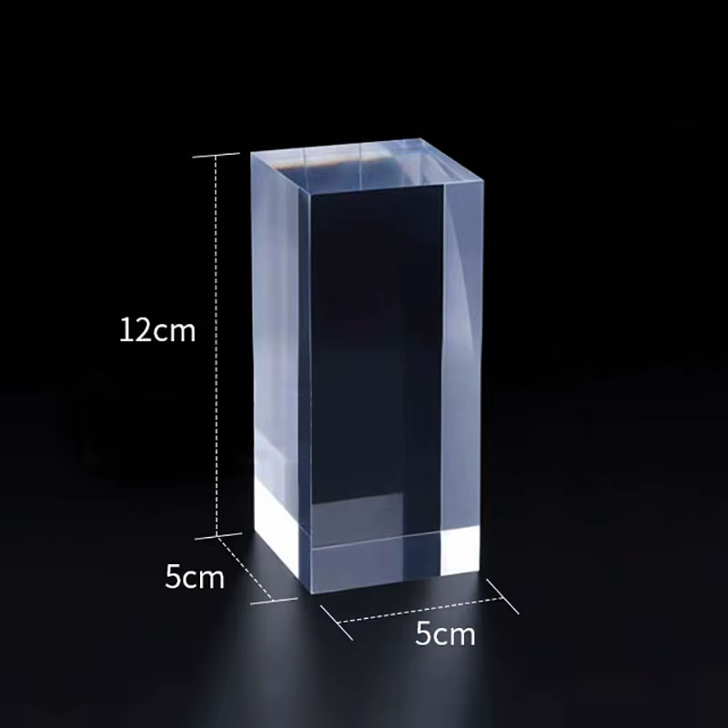 Présentoir de bijoux en bloc carré en plexiglas