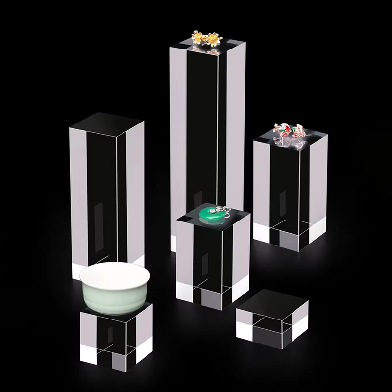 Présentoir de bijoux en bloc carré en plexiglas
