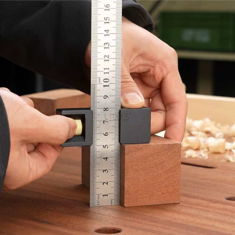 Règle de marquage et de positionnement avec bloc coulissant fixe