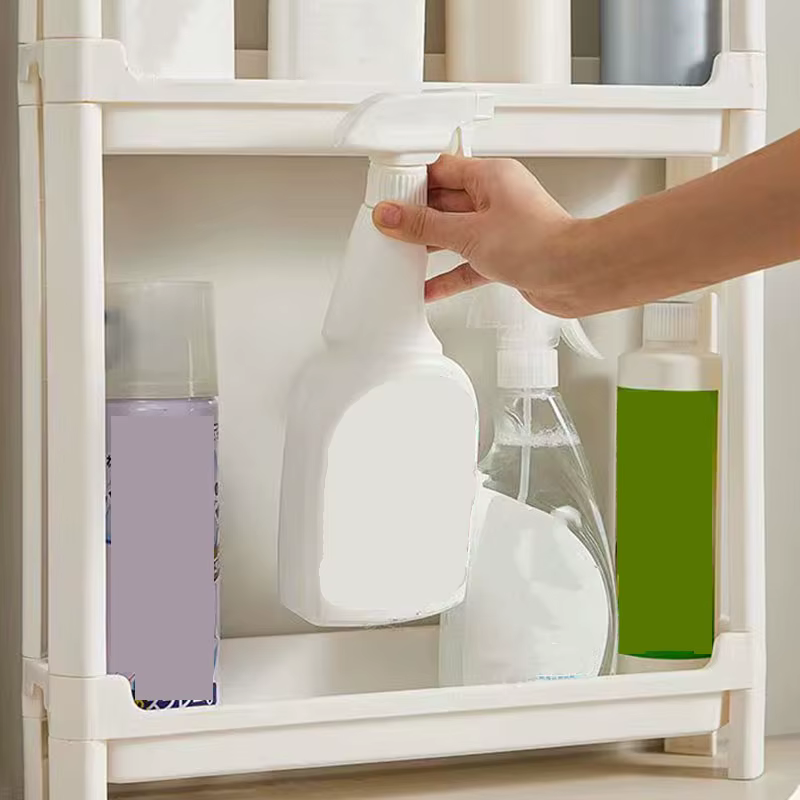 Armoire de rangement derrière la porte